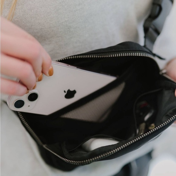 Brand New Crossbody Fanny Pack Belt Bag ~in Black 🖤 - Picture 6 of 9